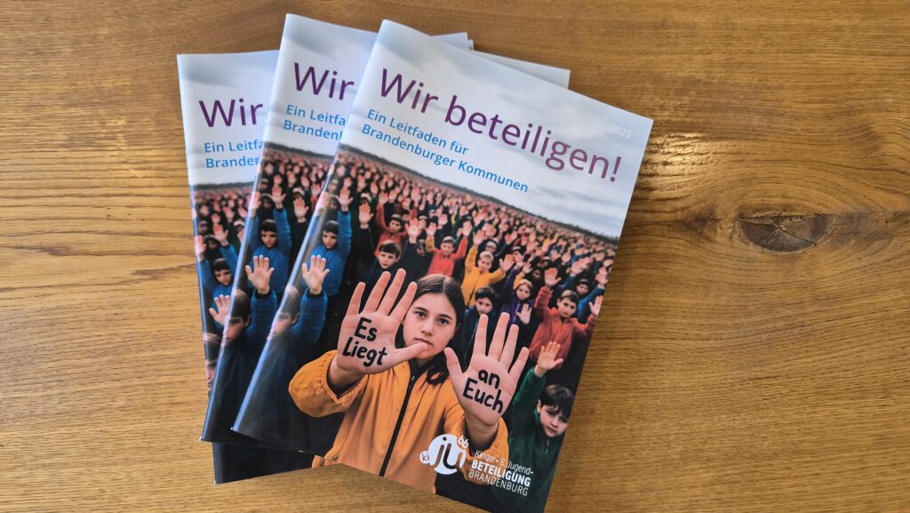 Ein Stapel der KiJuBB-Broschüre "Wir beteiligen!"