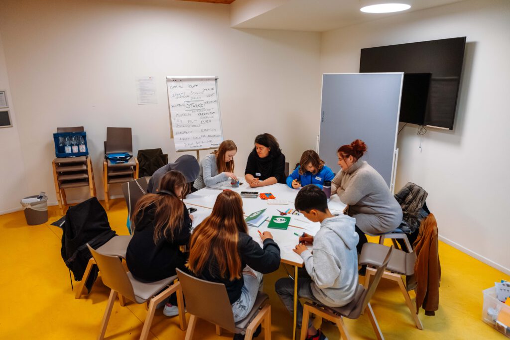Teilnehmende in einem Workshop