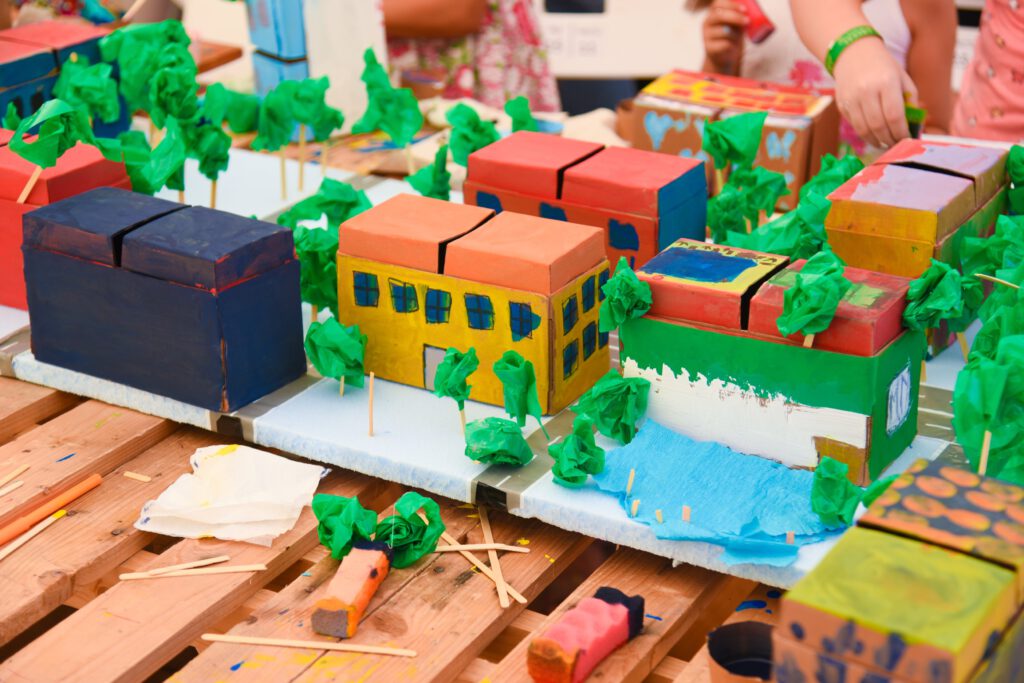 Stadtmodell aus bunten Holzbausteinen und Bastelmaterialien bei einem kommunalen Planungsworkshop